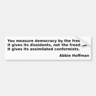 Abbie Hoffman: "Je meet democratie. ..." Bumpersticker