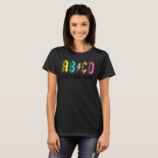 ABCD First Grade Rocks Back To School 1st Grade Te T-shirt (Voorkant volledig)