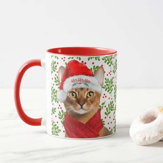 Abessijnse kat in een kerstmuts met hulst Kerstmis Mok (Met donut)
