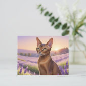 Abessijnse kat in lavendelveld briefkaart (Staand voorkant)