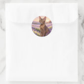 Abessijnse kat in lavendelveld ronde sticker (Tas)