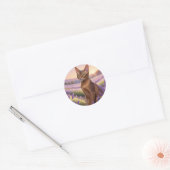 Abessijnse kat in lavendelveld ronde sticker (Envelop)
