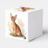 Abessijnse kat omringd door zachte kleuren en groe bedankdoosjes (Achterkant)