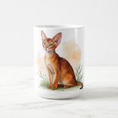 Abessijnse kat omringd door zachte kleuren en groe koffiemok (Center)