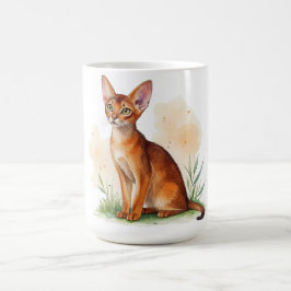 Abessijnse kat omringd door zachte kleuren en groe koffiemok