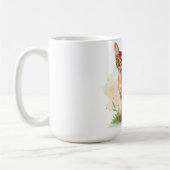 Abessijnse kat omringd door zachte kleuren en groe koffiemok (Links)