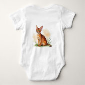 Abessijnse kat omringd door zachte kleuren en groe romper (Achterkant)