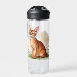 Abessijnse kat omringd door zachte kleuren en groe waterfles