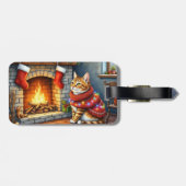 Abessijnse kat zittend bij open haard met Kerstmis Bagagelabel (Achterkant horizontaal)
