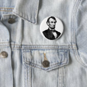 ABRAHAM LINCOLN PIN BACK BADGE RONDE BUTTON 5,7 CM (In situ)
