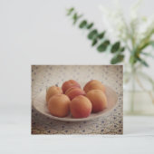Abrikozen op een bord briefkaart (Staand voorkant)