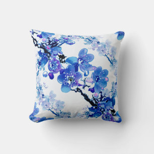 Abrikozenbloemen in blauw op een witte achtergrond kussen