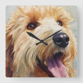 Abrikozenkleurige golden doodle in waterverf vierkante klok