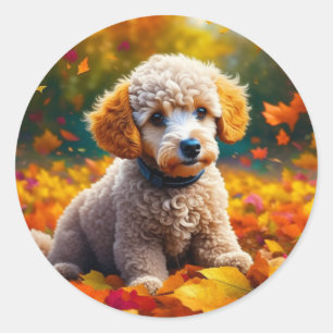 Abrikozenpuppy in herfstbladeren ronde sticker