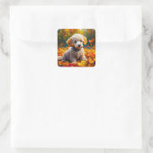 Abrikozenpuppy in herfstbladeren vierkante sticker (Tas)