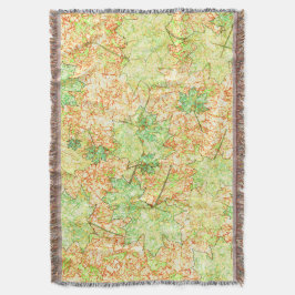 Abstract acerblad op krasbodem, op beige deken