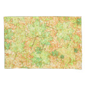 Abstract acerblad op krasbodem, op beige kussensloop (Voorkant-Links)