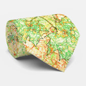 Abstract acerblad op krasbodem, op beige stropdas (Opgerold)