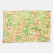 Abstract acerblad op krasbodem, op beige theedoek (Horizontaal)