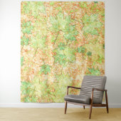 Abstract acerblad op krasbodem, op beige wandkleed (In situ)