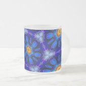 Abstract blauw bloemenpatroon matglas koffiemok (Voorkant rechts)