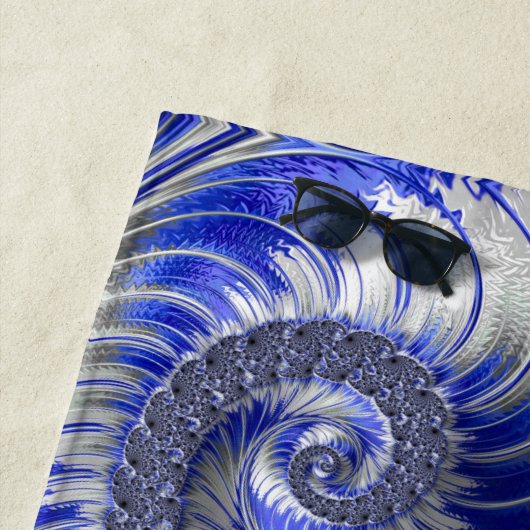 Abstract Blauw en Witte Spiral Fractal Strandlaken (In situ)