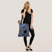 Abstract Blauw en zwart Intricate Fractal Tote Bag (Op model)
