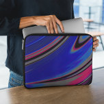 Abstract blauw grijs magenta fractal Swirl Laptop Sleeve<br><div class="desc">Dit abstracte laptophoesje is voorzien van een donkerblauw,  magenta,  zwart en grijs vormig vormgegeven van een wervelfractal.</div>