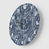 Abstract blauw-wit wervelpatroon grote klok (Hoek)