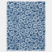 Abstract Bloemen 031023 - Wit op Shibori Blauw Fleece Deken (Voorkant)