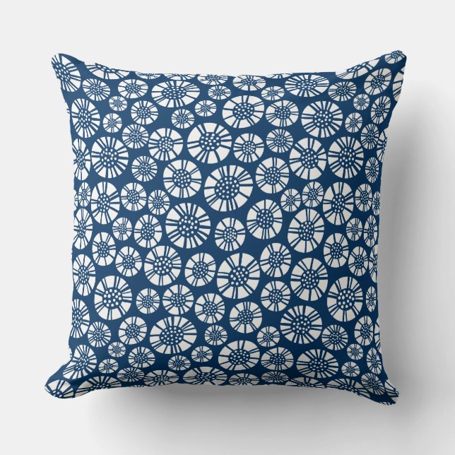 Abstract Bloemen 031023 - Wit op Shibori Blauw Kussen (Voorkant)
