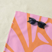 Abstract bloemmotief pastel oranje & roze strandlaken (In situ)