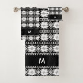 Abstract Bloempatroon op Zwarte Witte Monogram Bad Handdoek (Insitu)