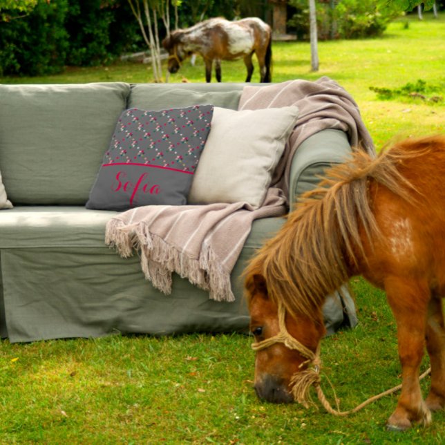 Abstract driehoekspatroon naam grijs werpt kussen (Creator heeft geüpload)