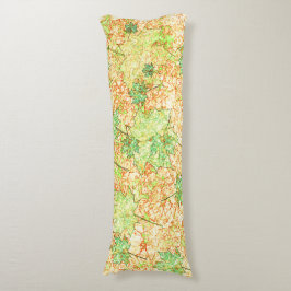 Abstract esdoornblad op gekrast oppervlak, op beig lichaamskussen