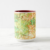 Abstract esdoornblad op gekrast oppervlak, op beig mok (Midden)