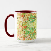 Abstract esdoornblad op gekrast oppervlak, op beig mok (Links)