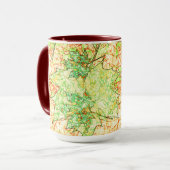 Abstract esdoornblad op gekrast oppervlak, op beig mok (Voorkant links)