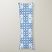 Abstract geometrisch blauw en wit patroon lichaamskussen (Voorkant Verticaal)