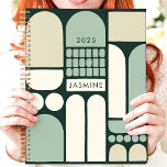 Abstract Geometrisch Groen 2025 Aangepaste Naam Planner<br><div class="desc">Omarm de organisatie met deze moderne en artistieke planner met een abstract geometrisch ontwerp in kalmerende groene, beige en crèmekleurige tinten. Personaliseer het met jouw naam voor een uniek tintje. Deze planner is perfect voor het bijhouden van afspraken, to-do's en al uw belangrijke data gedurende 2025. Met zijn eigentijdse ontwerp...</div>