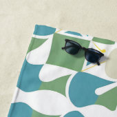 Abstract geometrisch patroon in groen en blauw strandlaken (In situ)