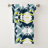 Abstract geometrisch patroon in marine, Blauwgroen Bad Handdoek (Insitu)