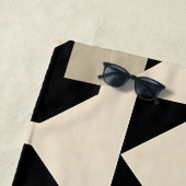 Abstract geometrisch patroon met contrasterend zwa strandlaken (In situ)