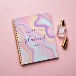 Abstract Girly Pink Yellow Iridescent Holographic Planner<br><div class="desc">Een moderne en op maat gesneden planner. Het ontwerp is voorzien van een paarse,  roze,  blauwe en gele abstracte iriserende holografische achtergrond. Pas aan met uw eigen tekst,  naam en jaar.</div>