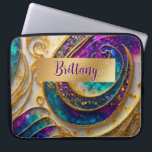 Abstract Glam Modern Alcohol Ink Paars & Gold Laptop Sleeve<br><div class="desc">Dit moderne abstracte design voor laptophoes is opvallend en maakt een echte indruk met zijn rijke,  juwelen kleuren en texturen. Levendig en verbluffend. Voeg een naam toe om het te personaliseren. Creëer door Simply Farmhouse Press.</div>