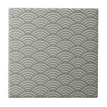 Abstract golfpatroon Olive Green Tegeltje<br><div class="desc">Abstract modern Japans golfpatroon in olijfgroen en witte decoratieve keramische tegel. Voeg deze stijl toe aan een keukenbacksplash,  een tegel,  een tegel aan de wand,  een surround sound of een badkamerdouche. U kunt ook een omgezette tegel of een keepaarddoos met dit ontwerp willen.</div>