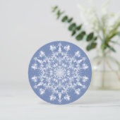 Abstract kantachtige fractale sneeuwvlok op blauwe feestdagenkaart (Staand voorkant)