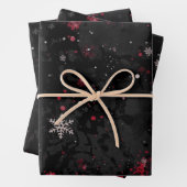 Abstract kerstwervelpatroon op dramatisch zwart inpakpapier vel (In situ)