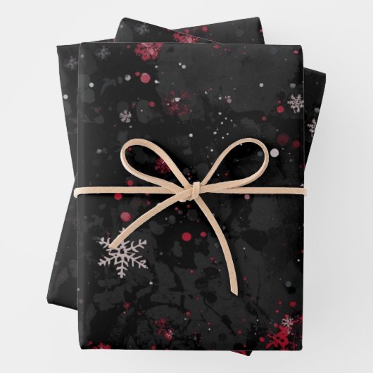 Abstract kerstwervelpatroon op dramatisch zwart inpakpapier vel (In situ)