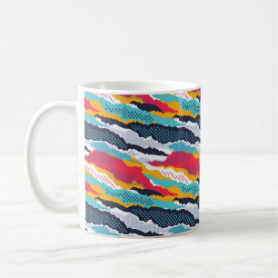 Abstract kleurrijk kamouflage behangselpapier met  koffiemok